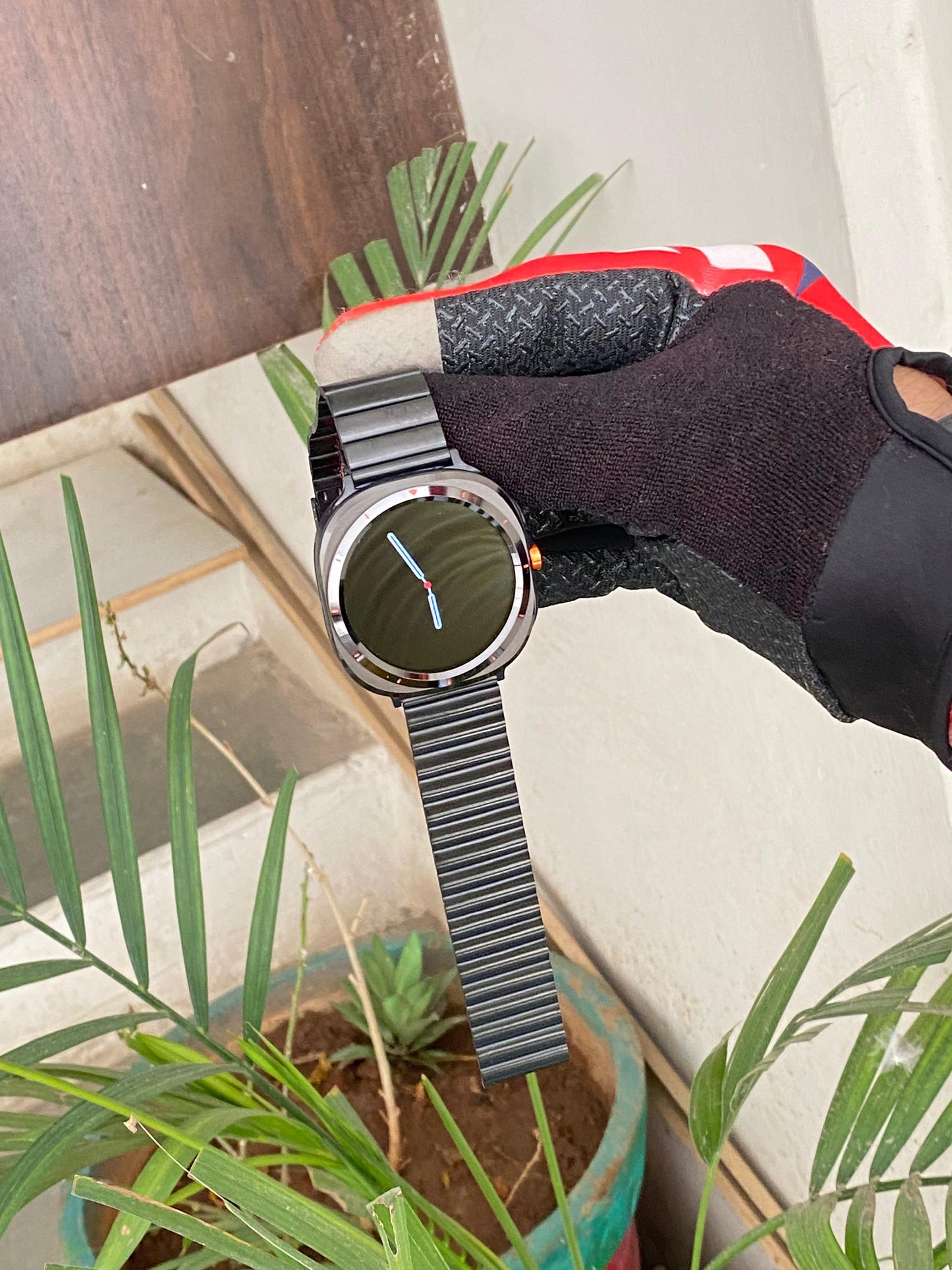 Android smartwatch in metal belt